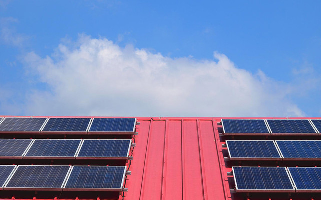 Strom selbst erzeugen kann man z.B. mittels Solarmodulen auf dem Dach Strom selbst erzeugen kann man z.B. mittels Solarmodulen auf dem Dach