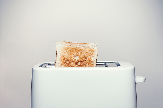 schuette-die-kruemel-aus-indem-du-den-toaster-kopfue-cc0-pixabay-stocksnap-221214_download Schütte die Krümel aus, indem du den Toaster kopfüber hälst.