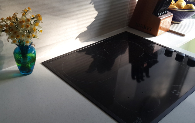 Wird eine Herdplatte schneller heiß, wenn man sie voll aufdreht? Kochfeld mit vier Kochzonen