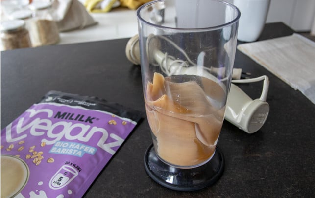 veganz-mililk-blaetter-in-wasser-240916 Zuerst muss man die Blätter in ein Gefäß mit Wasser geben, danach pürieren.