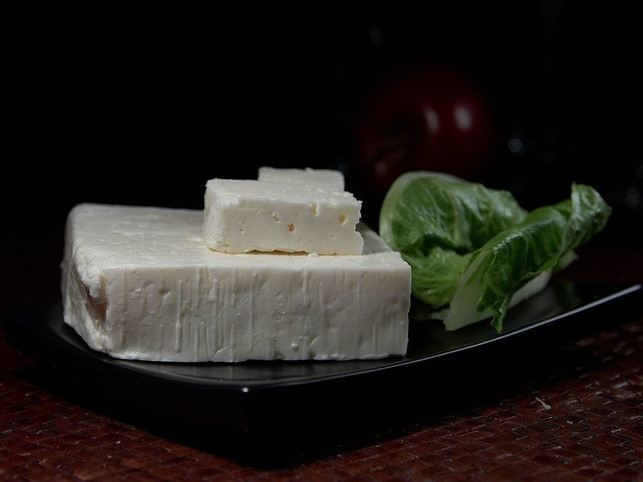 fuer-eine-vegane-spinatquiche-kannst-du-den-feta-du-cc0-pixabay-pdphotos-210116_download Für eine vegane Spinatquiche kannst du den Feta durch Tofu ersetzen.
