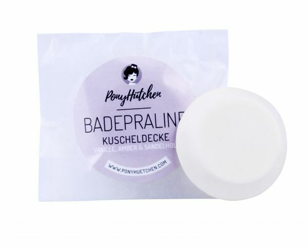 die-badepraline-von-ponyhuetchen-sorgt-fuer-einen-wo-ponyhuetchen-210216_download Die Badepraline von Ponyhütchen sorgt für einen wohlig-süßen Geruch und pflegt deine Haut mit Kakao- und Sheabutter.