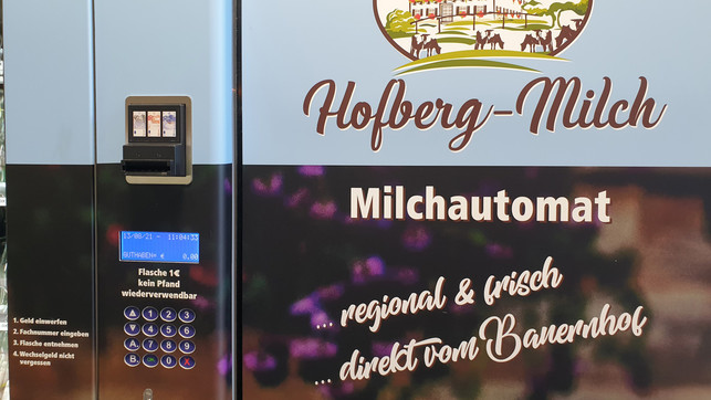 milch-automat-bw-1280x720 In Milchautomaten bekommen Kund:innen faire und regionale Milch.