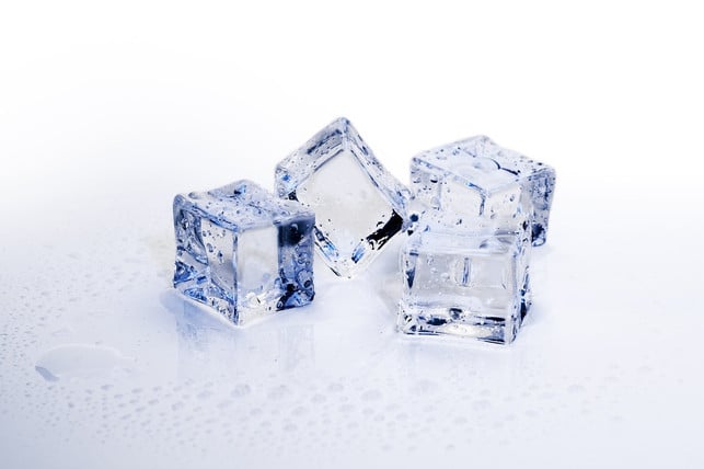 crushed-ice-selber-machen-als-grundlage-brauchst-cc0-pixabay-bru-no-240607_download Crushed Ice selber machen: Als Grundlage brauchst du Eiswürfel.