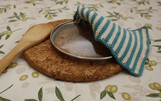 kurzanleitung-topflappen-haekeln-maria-hohenthalutopia-190910_download Wenn du fertig bist, kannst du deinen selbst gehäkelten Topflappen gleich beim Kochen testen.