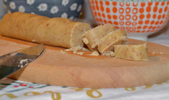 schneide-fingerbreite-scheiben-vom-teig-ab-und-for-sarah-ehrhardt-191109_download Schneide fingerbreite Scheiben vom Teig ab und forme daraus die veganen Vanillekipferl.