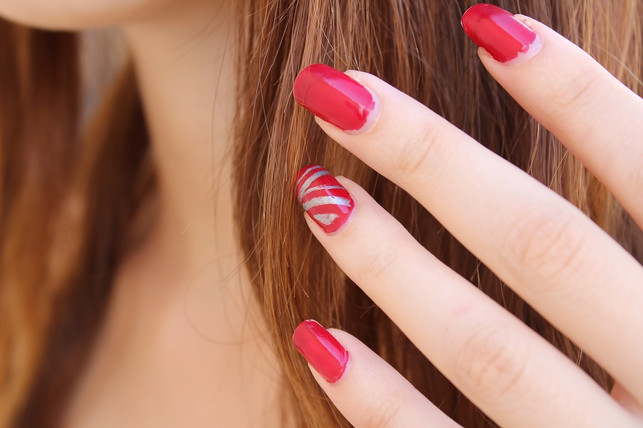 with-nail-polish-you-can-make-longitudinal-grooves-in-your-fingers-cc0-pixabay-angeljana_-190830_download You can easily cover up longitudinal grooves in your fingernails with nail polish.
