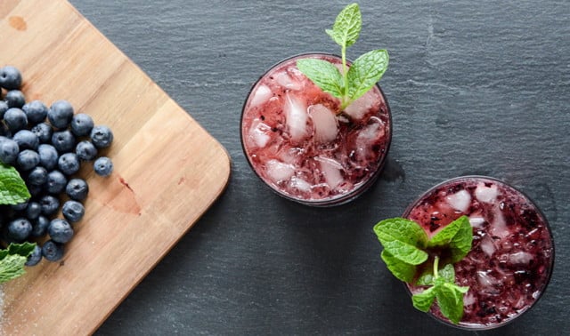 selbstgemachte Limonade mit Heidelbeeren Selbstgemachte Limonade: das Rezept mit Heidelbeere und Minze