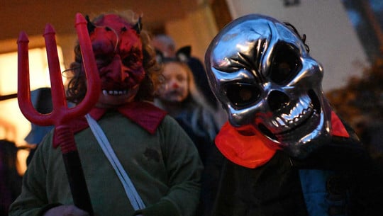 Darf ich Kindern abgelaufene Süßigkeiten schenken? Wann beginnt Sachbeschädigung? Rechtsexperte klärt auf Darf ich Kindern abgelaufene Süßigkeiten schenken? Wann beginnt Sachbeschädigung? Rechtsexperte klärt auf