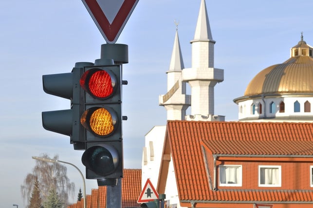 die-strassenverkehrsregeln-wie-zum-beispiel-die-be-cc0-pixabay-wikimediaimages-230607_download Die Straßenverkehrsregeln, wie zum Beispiel die Beachtung der Ampeln, solltest du unbedingt befolgen, um Unfälle zu vermeiden.