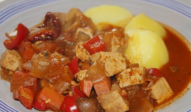 raeuchertofugulasch-ist-eine-wuerzige-und-saettigende-cc0-pixabay-kalhh-200321_download Räuchertofugulasch ist eine würzige und sättigende Mahlzeit.