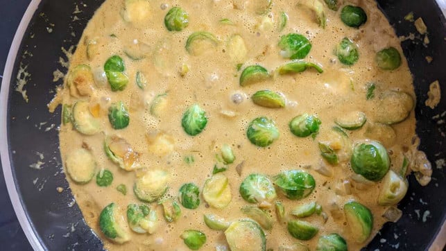 mit-dem-kokosoel-muss-das-curry-einige-zeit-koecheln-victoria-clauss-utopia-211127 Mit dem Kokosöl muss das Curry einige Zeit köcheln, damit der Rosenkohl gar wird.