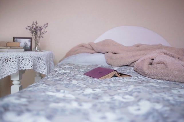 damit-sich-milben-im-bett-nicht-vermehren-solltes-cc0-pixabay-pexels-210331_download Damit sich Milben im Bett nicht vermehren, solltest du die Decke nicht auf dem Bett ausbreiten, sondern zurückschlagen.