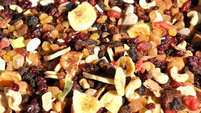 du-kannst-trockenobst-zum-beispiel-als-suessigkeiten-cc0-pixabay-szjeno09190-230915_download Du kannst Trockenobst zum Beispiel als Süßigkeitenersatz verwenden. Achte jedoch auf die Qualität des Trockenobstes sowie die Menge, die du zu dir nimmst.