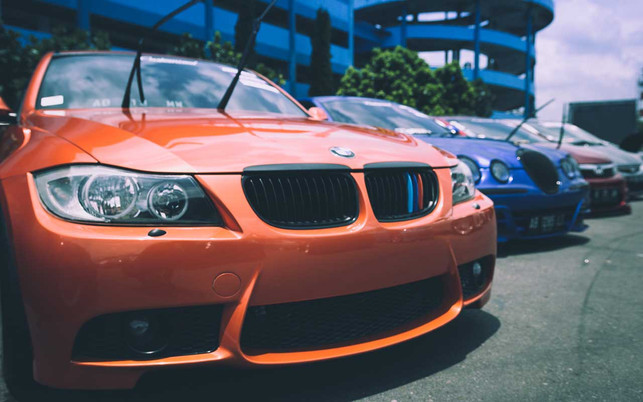 Große Autos Status wird in unserer Gesellschaft meistens mit Materiellem definiert.