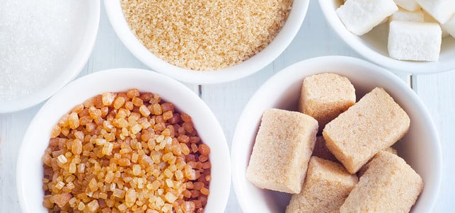 Zucker, brauner Zucker, Würfelzucker, Süßstoff Saccharoseintoleranz kann zu Bauchschmerzen, Übelkeit, Erbrechen, Durchfall und Atemwegserkrankungen führen.