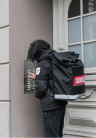 lebensmittel-lieferdienste-gorillas-Yagmur-Ruzgar-211117-500x720-1 Der Lebensmittel-Lieferdienst Gorillas liefert per E-Bikes.