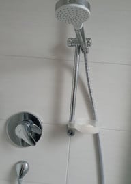 dusche-duschkopf-lr-utopia-221129-500x700-1 Die Dusche bleibt kalt.