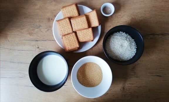 ein-teil-der-benoetigten-zutaten-butterkekse-sahn-utopiade-julia-kloss-191112_download Ein Teil der benötigten Zutaten: Butterkekse, Sahne, brauner Zucker, Milchreis und Zimt.