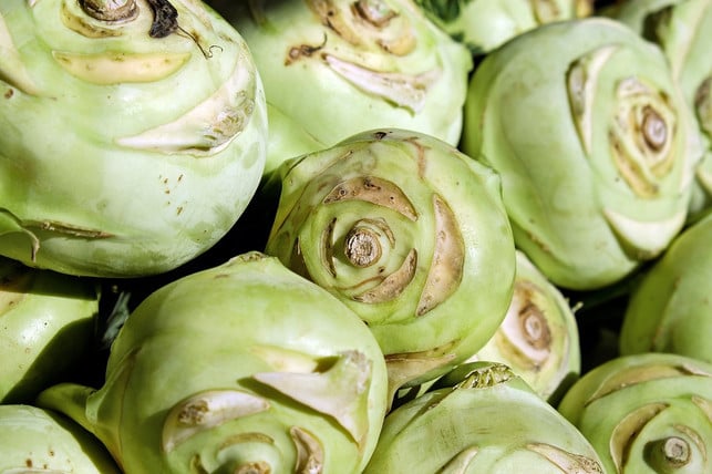 auch-grosse-kohlrabi-knollen-sind-schnell-geschaelt-cc0-pixabay-couleur-180215_download Auch große Kohlrabi-Knollen sind schnell geschält.