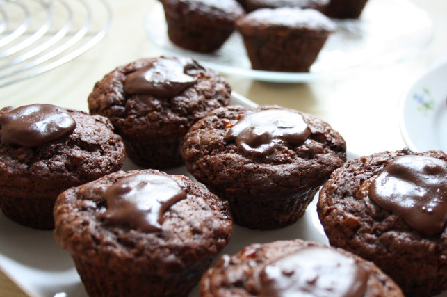 vegane-schokomuffins-mit-topping-aus-veganer-schok-maria-hohenthal-utopia-190810_download Vegane Schokomuffins mit Topping aus veganer Schokolade.
