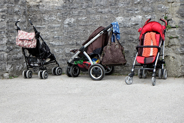 kinderwagen-kleidung-oder-spielsachen-kannst-du-b-cc0-pixabay-antranias-200920_download Kinderwagen, Kleidung oder Spielsachen kannst du beispielsweise gebraucht an eine Organisation spenden.