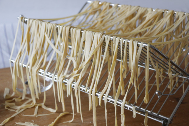 jetzt-nur-noch-30-minutn-trocknen-lassen-dann-steht-dem-genuss-nichts-mehr-im-wege-utopiakatbliem-170629 Lasse die Nudeln jetzt noch eine halbe Stunde trocknen.