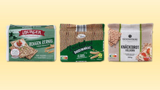 knaeckebrot-testverlierer-oekotest-262427 Drei Packungen Knäckebrot: links Burger Roggen Kernig mit grünem Hintergrund, in der Mitte Korn Mühle, rechts Bäckerkrönung