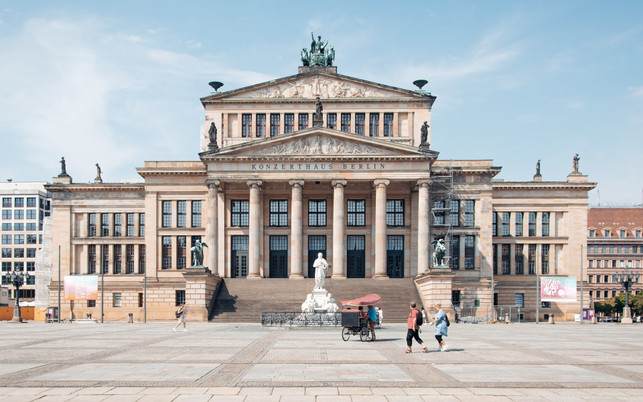 gendarmenmarkt-konzerthaus-berlin-us-samuel-svoc-250402 Das Konzerthaus auf dem Berliner Gendarmenmarkt
