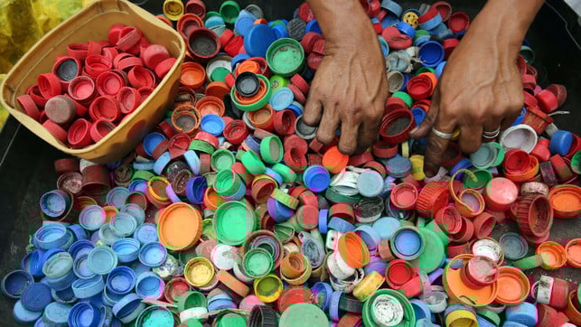 recycelbar-plastik-e-krizjohn-rosales-200519-1280x720-1 Verbundstoffe, Farben und Etiketten machen Verpackungen schlechter recycelbar