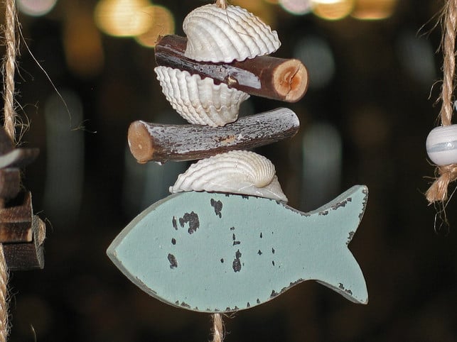 muschel-mobile-mit-holz-cc0-pixabay-kriemer-180829_download Mach aus deinen Muscheln ein sommerliches Mobile.