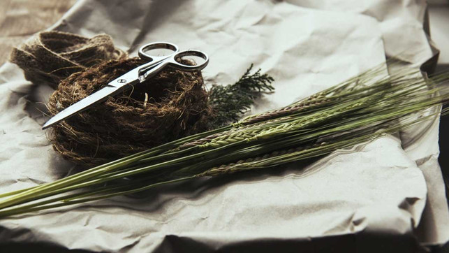 Geschenkpapier-selber-machen-us-1280x720 Geschenk nachhaltig verpacken: Mit schönen Naturmaterialien