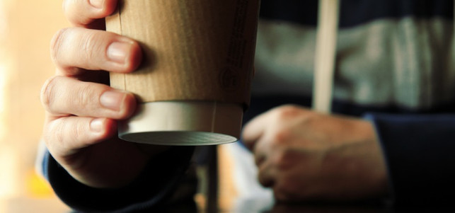 coffee-to-go-hand-x-161103-800x375 Coffee to go Becher produzieren eine Menge Müll
