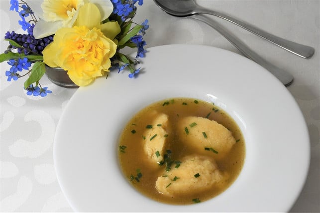 friere-die-griesnockerl-getrennt-von-der-klaren-su-cc0-pixabay-ritae-200218_download Friere die Griesnockerl getrennt von der klaren Suppe ein.