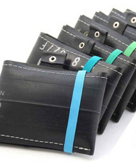 In diese kleinen Portemonnaies passen bis zu 5 Kreditkarten. In diese kleinen Portemonnaies passen bis zu 5 Kreditkarten.