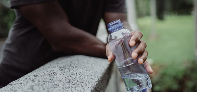 Eine Flasche Wasser ist ein guter Durstlöscher, im Mineralwasser-Test überzeugen aber nicht alle Marken.