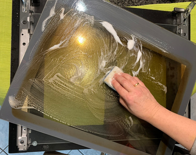 das-backofenfenster-zu-reinigen-klappt-auch-mit-ha-laura-hintereder-utopia-230417_download Das Backofenfenster zu reinigen klappt auch mit Hausmitteln.