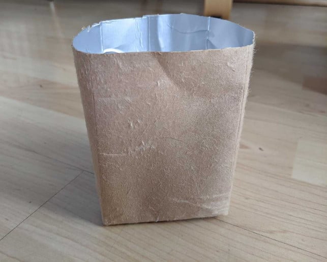 fuer-den-upcycling-blumentopf-musst-du-vom-tetrapak-utopia-inke-klabunde-200709_download Für den Upcycling-Blumentopf musst du vom Tetrapak die Beschichtung des Tetrapaks abziehen.