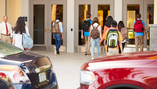 elterntaxis-colourboxde--821-250915 Elterntaxis