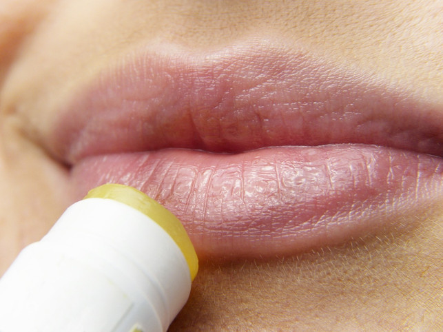 lippenpflegestifte-koennen-ausser-den-lippen-auch-an-cc0-pixabay-silviarita-230109_download Lippenpflegestifte können außer den Lippen auch andere trockene Hautstellen pflegen.
