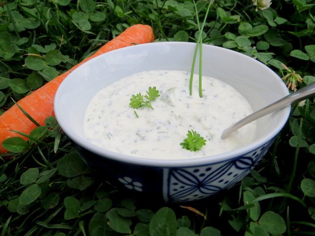 selbstgemachter-kraeuterquark-schmeckt-mit-frischen-leonie-barghorn-utopia-180614_download Selbstgemachter Kräuterquark schmeckt mit frischen Kräutern besonders gut.
