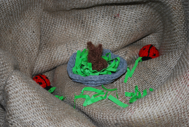 aus-einem-alten-t-shirt-zauberst-du-ein-schickes-g-melanie-von-daake-utopia-180222_download Aus einem alten T-Shirt kannst du ein gehäkeltes Osternest zaubern..