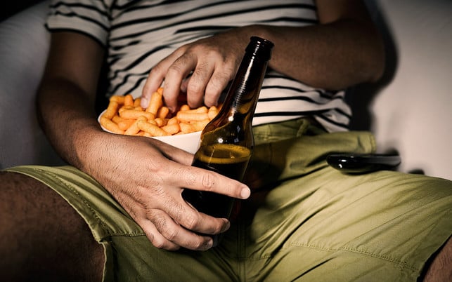 Fernsehen Flips Bier Couch Sofa Canapé faul Snacks Fernsehen Flips Bier Couch Sofa Canapé faul Snacks