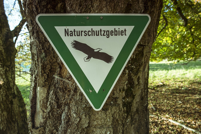 naturschutzgebiete-erkennst-du-an-der-typischen-hi-cc0-pixabay-bluelightpictures-200817_download Naturschutzgebiete erkennst du an der typischen Hinweistafel.