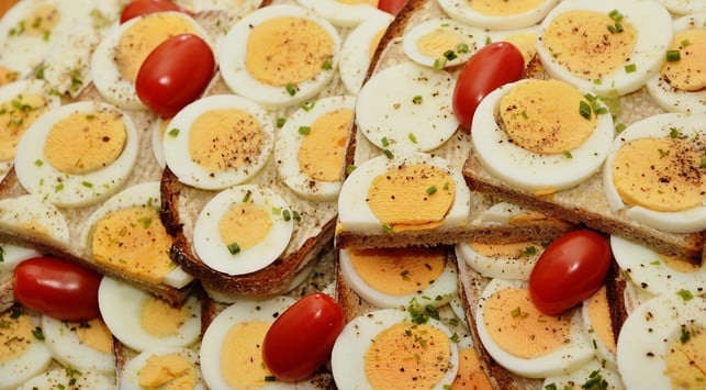 soleier-schmecken-besonders-gut-auf-brot-mit-einem-cc0-pixabay-congerdesign-190111_download Soleier schmecken besonders gut auf Brot mit einem Klecks Senf.