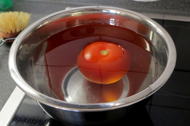 die-tomate-in-einer-schale-mit-kaltem-wasser-absch-utopia-leonie-barghorn-180327_download Die Tomate in einer Schale mit kaltem Wasser abschrecken.