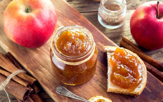 Apple Butter Apfelchutney kannst du auch mit Rosmarin und Zimt zubereiten.