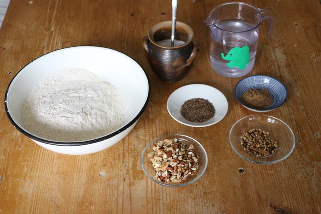 dinkelbrot-backen-die-zutaten-mehl-hefe-wasse-katharina-bliem-utopia-170730 Mit wenigen Zutaten kannst du Dinkelbrot selber backen.