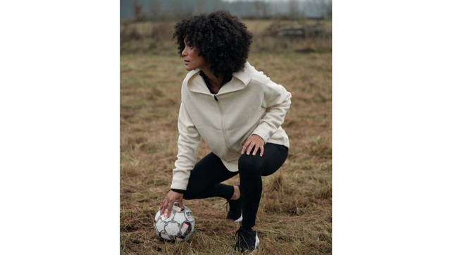 Thermokleidung: Diese Produkte halten dich nachhaltig warm Eine Fleecejacke gehört zur Grundausstattung an Thermokleidung. Lanius stellt sie aus Bio-Baumwolle her.