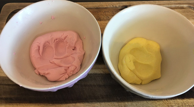 eingefaerbte-knetseife-mit-beeren-und-kurkuma-sarah-gairing-utopia-200517_download Eingefärbte Knetseife mit Beeren und Kurkuma.